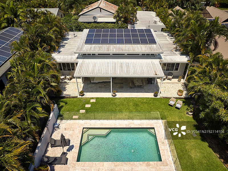 无人机视角俯瞰拜伦湾的一层住宅图片素材