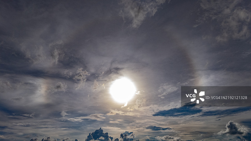 太阳光环出现在天空中。光环是围绕太阳或月亮形成的光环，光线通过冰晶折射而成。图片素材