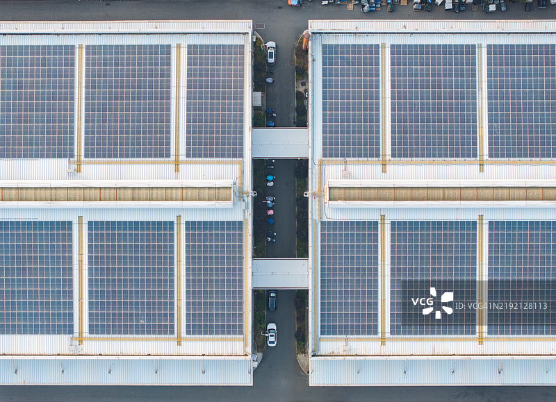 大型工厂的鸟瞰图，屋顶上装有太阳能电池板图片素材