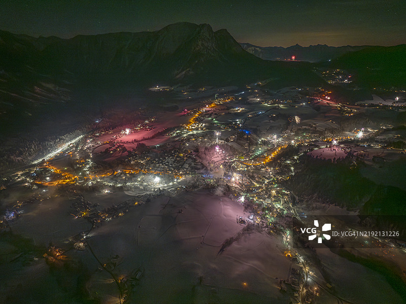 新年前夜烟花，奥地利施泰尔马克州巴德奥斯。图片素材