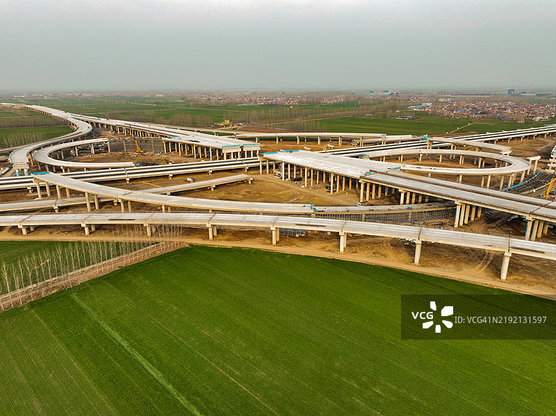 正在建设的公路立交桥+无尽的小麦田图片素材