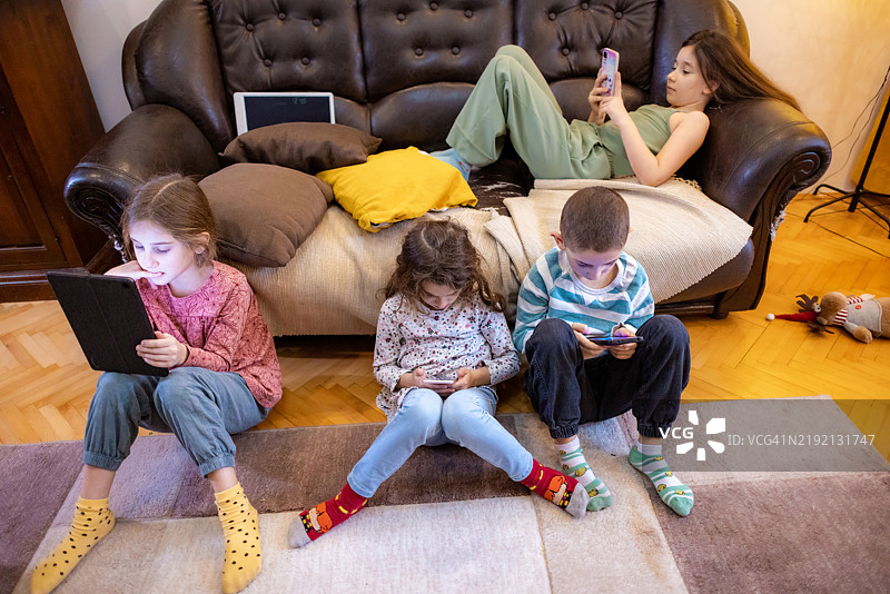 孩子们在玩手机和平板电脑图片素材