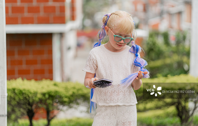 女孩在梳理头发图片素材