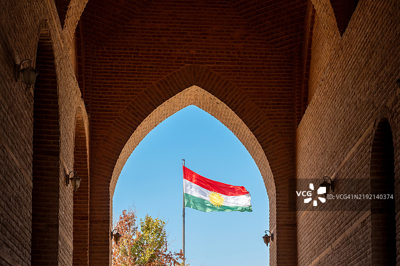 埃尔比勒城堡上的库尔德斯坦国旗 - 埃尔比勒 - 伊拉克图片素材