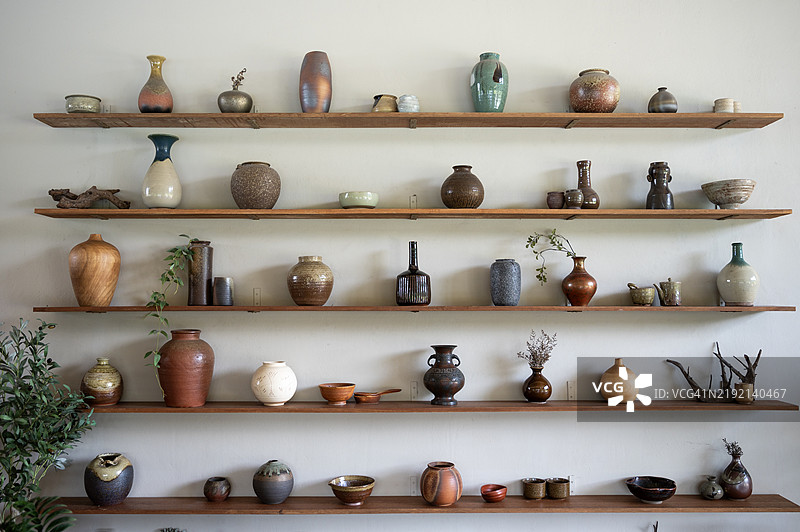 木架上的陶瓷花瓶收藏图片素材