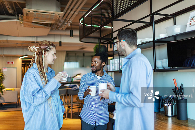 同事们在办公室厨房休息图片素材