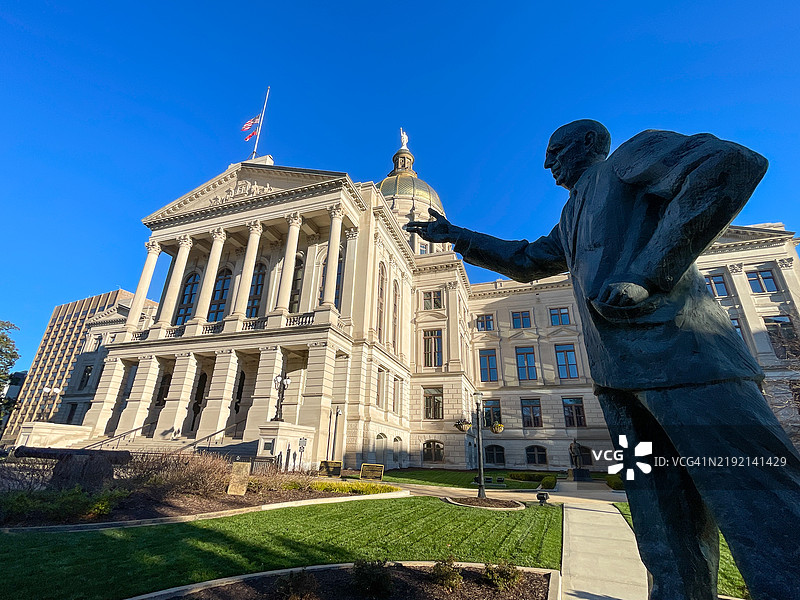 乔治亚州州议会大厦前的理查德·B·拉塞尔雕像图片素材