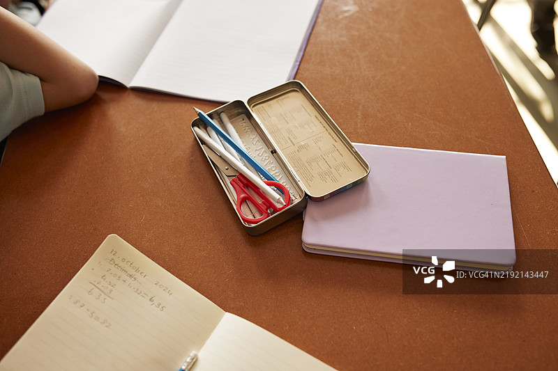 桌子上的收纳盒内的文具用品图片素材