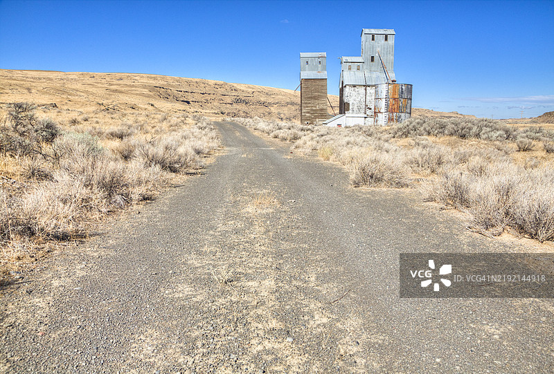 废弃的粮仓电梯图片素材