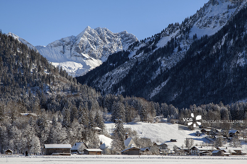 冬季雪景，背景是圣洛雷托和阿尔高阿尔卑斯山，位于德国巴伐利亚州的奥伯斯多夫，奥伯阿尔高，阿尔高。图片素材