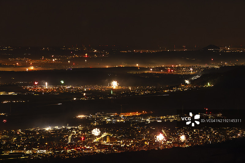 2023年在奥赫森旺附近的布赖滕施泰因跨年烟火。视角来自施瓦本阿尔卑斯,俯瞰戈平根和霍亨斯陶芬,前景是韦尔海姆安德特克。图片素材