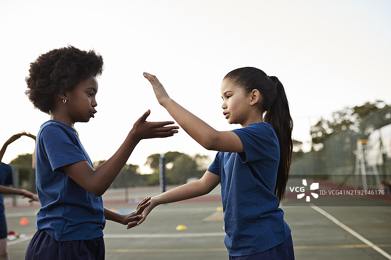 女学生们在玩拍手游戏图片素材