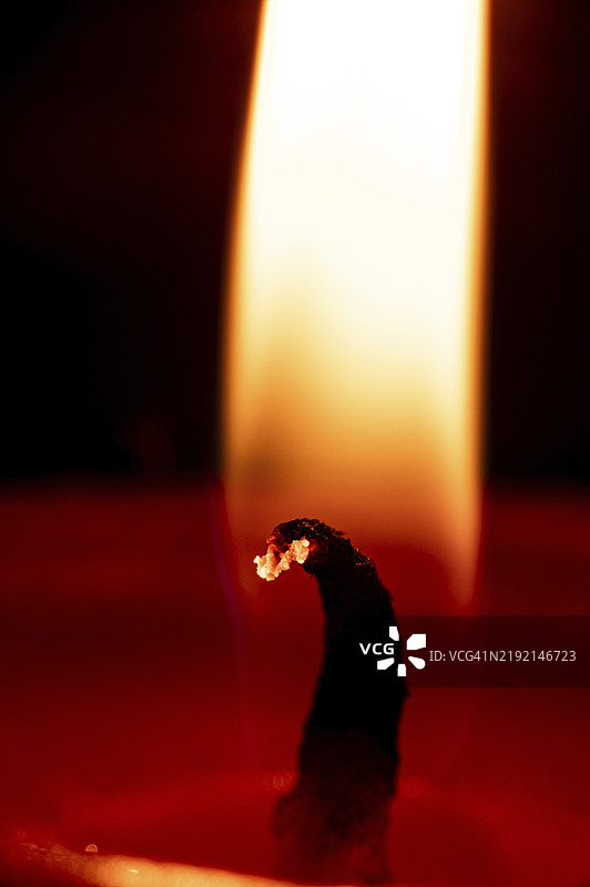 黑暗环境中红色蜡烛的特写，温暖的火焰，地点：德国图林根州耶拿图片素材