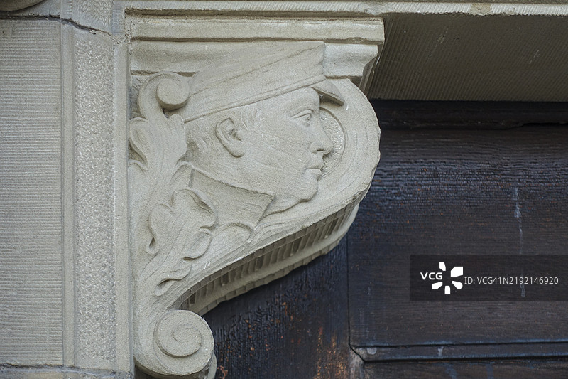 图宾根罗伊格尔豪斯的浮雕,图宾根皇家学会,诗歌学生兄弟会,建于1904年,建筑师保罗·施莫尔和乔治·斯泰林,半木结构,历史悠久的老城区,图宾根,巴登-符腾堡州,德国,欧洲图片素材