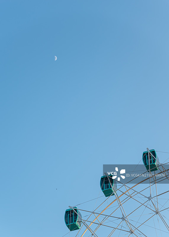低角度视图的摩天轮与蓝天相映衬，中国图片素材