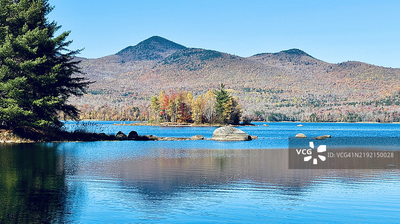 清澈天空下的湖泊美景，奇滕登，佛蒙特州，美国图片素材