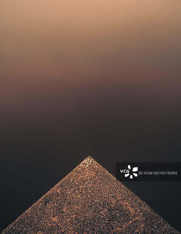 沙特阿拉伯天空下的金字塔低角度视图图片素材
