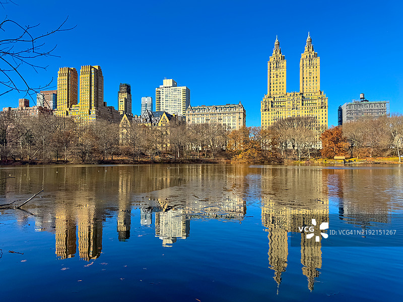 中央公园湖畔中央公园西侧著名建筑的倒影图片素材