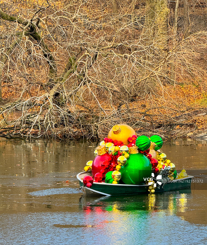 漂浮在水面上的装饰有圣诞球的船图片素材