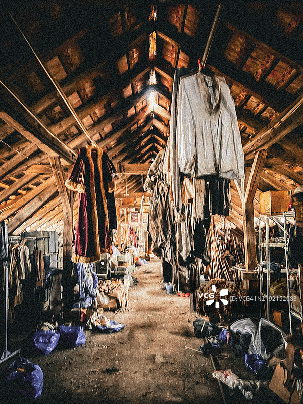 从低角度看商店里悬挂的衣物图片素材