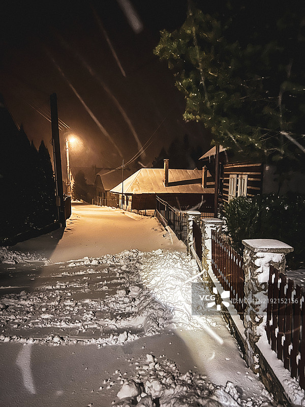 夜晚被雪覆盖的道路景观图片素材