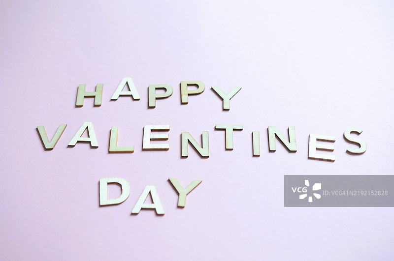 粉色背景上的文字特写图片素材