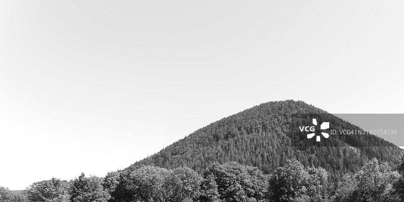 清澈天空下的山脉美景图片素材