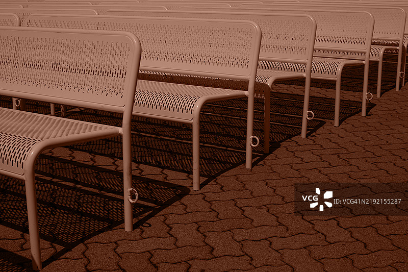 摩卡色年度色调的金属长椅排成行图片素材