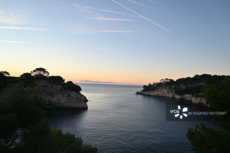 日落时分海面与天空的美丽景色图片素材