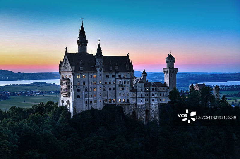 日落时分，教堂在天空中的景色图片素材