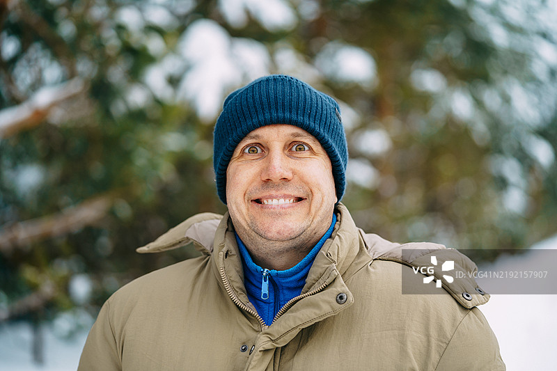 在冬季森林中夸张微笑的搞笑男子图片素材