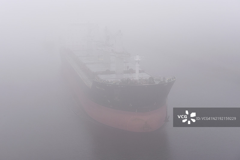 货船Whiplash在德国施莱斯维希-霍尔斯坦的基尔运河雾中航行图片素材