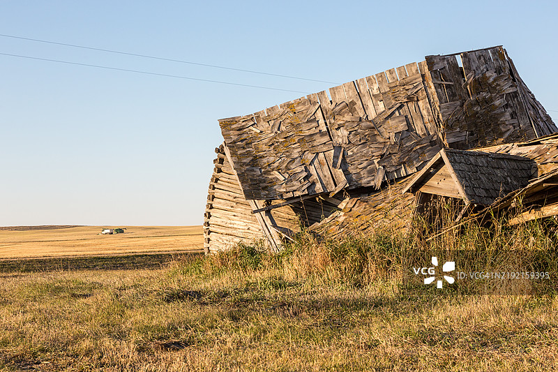 一座倒塌的木质农舍图片素材