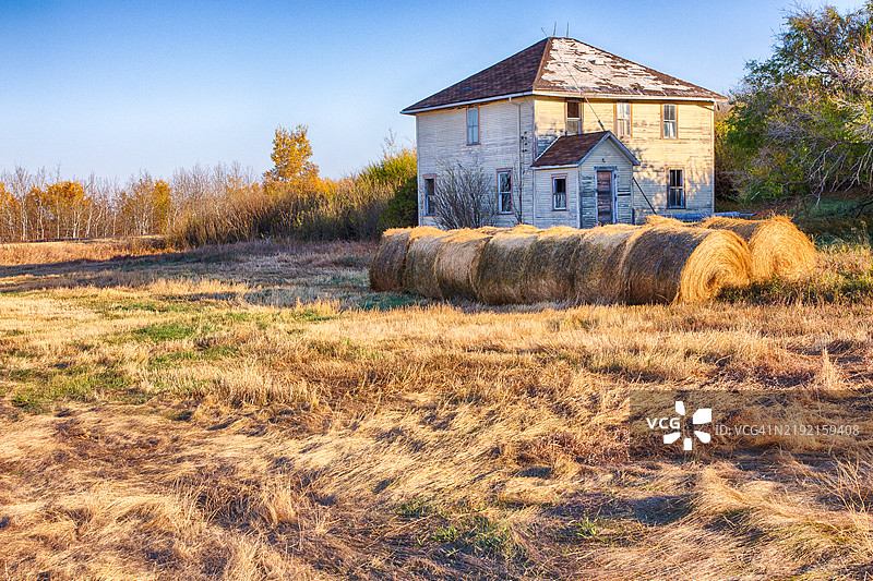 废弃的农场，干草卷图片素材