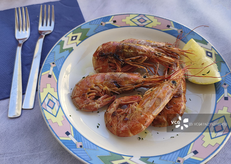 带壳和头的炸虾，意大利阿普利亚的加利波利，欧洲图片素材