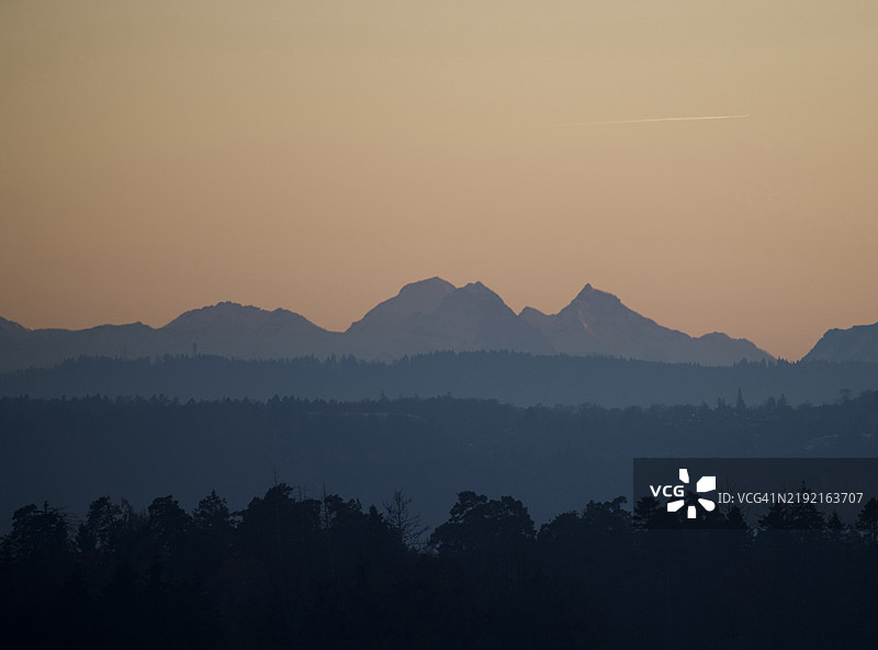 橙色天空下山脉轮廓的美丽景色图片素材