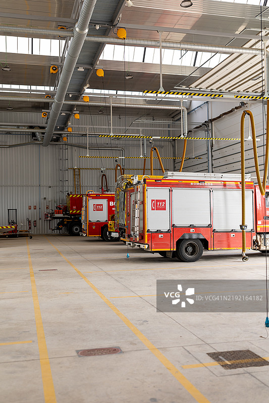 消防车停在消防站车库内，等待紧急呼叫。图片素材