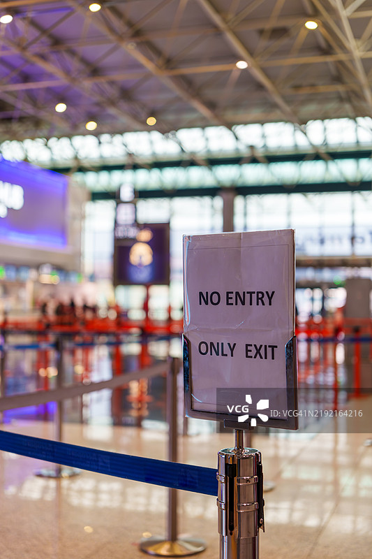 机场航站楼出口标志，指示乘客流向，引导旅客通过有序的排队管理系统图片素材