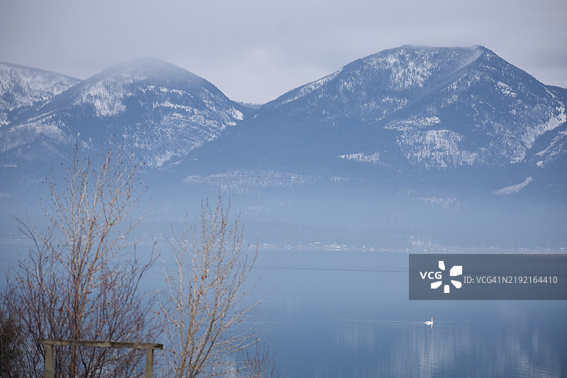 蒙大拿州的雪山美景与天空相映成趣， 美国图片素材