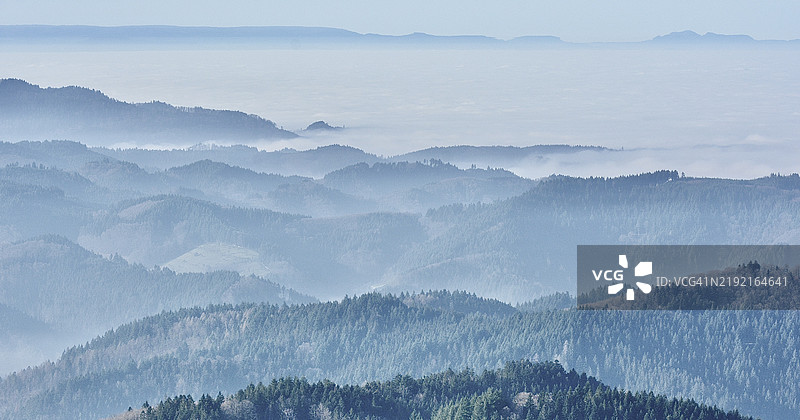 德国古塔赫的天空下山脉的美丽景色图片素材