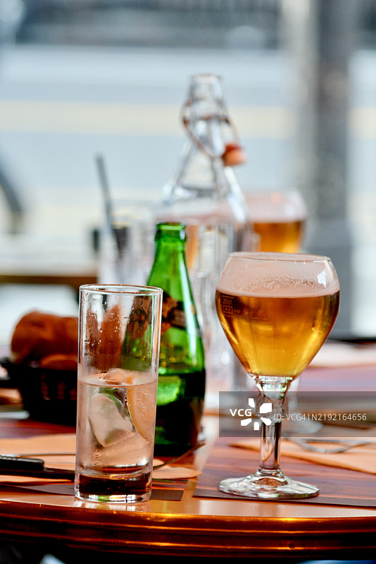 桌子上的啤酒特写，巴黎，法国图片素材