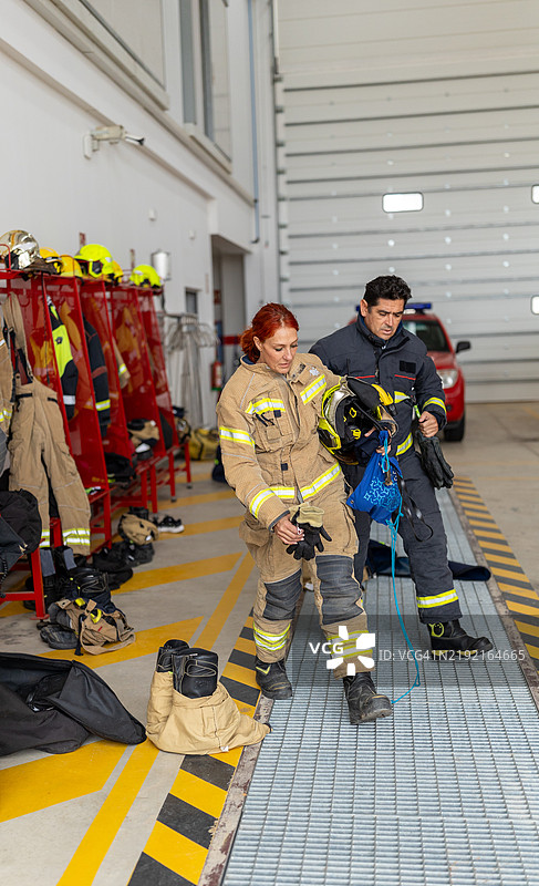 消防员在消防站内准备进行消防演习图片素材