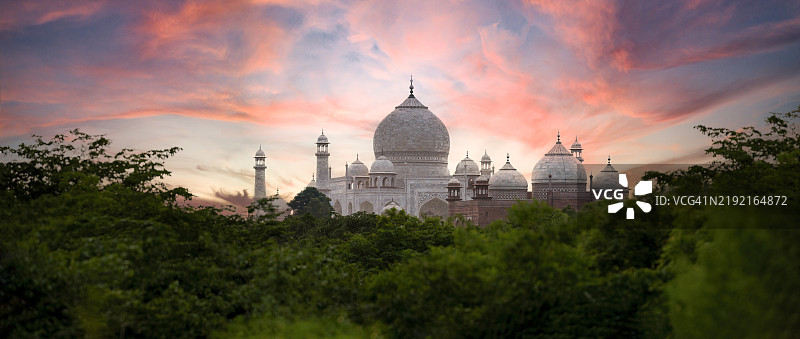 日落时分，阿格拉，北方邦，印度的寺庙与天空的景色图片素材