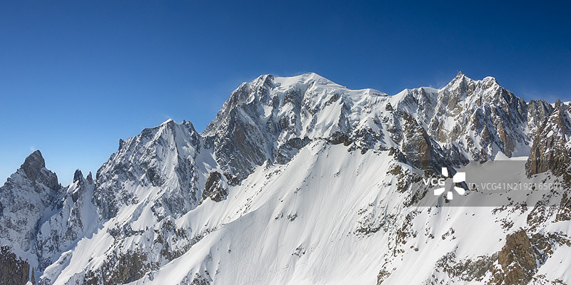 雪山在晴朗蓝天下的美丽景色图片素材