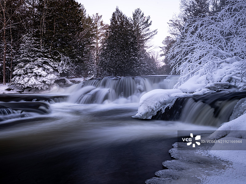 密歇根州布鲁斯交叉的瀑布风景图片素材