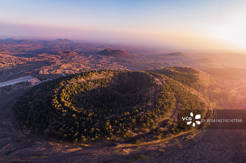 日落时分天空下的景观鸟瞰图图片素材