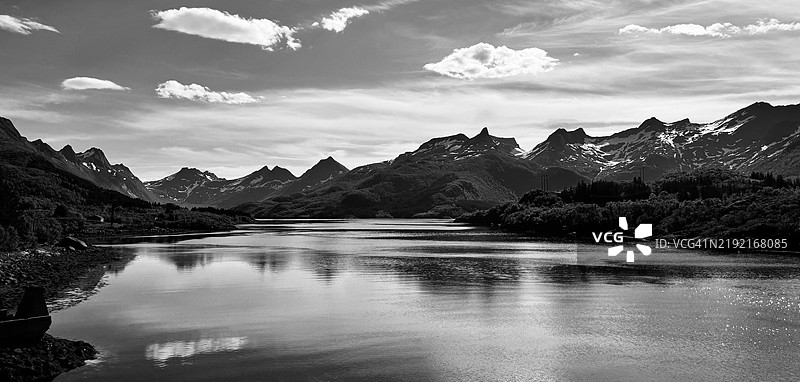 湖泊与天空的美丽景色，克莱普斯塔德，诺尔兰，挪威图片素材