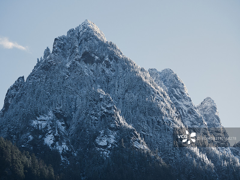 低角度视图的雪山与天空，华盛顿州，美国图片素材