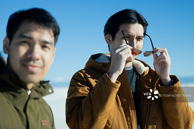 年轻情侣在城市中，阿拉莫戈多，新墨西哥州，美国图片素材