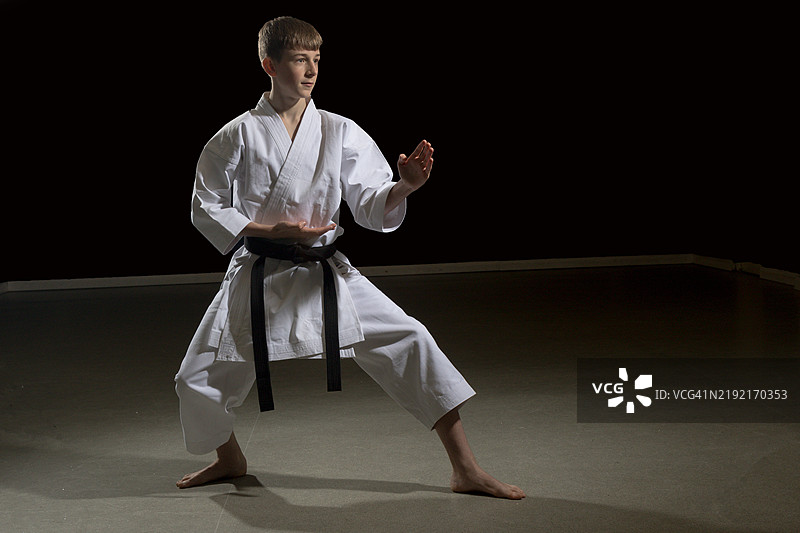 在伦敦，英国，一名男子正在练习武术图片素材